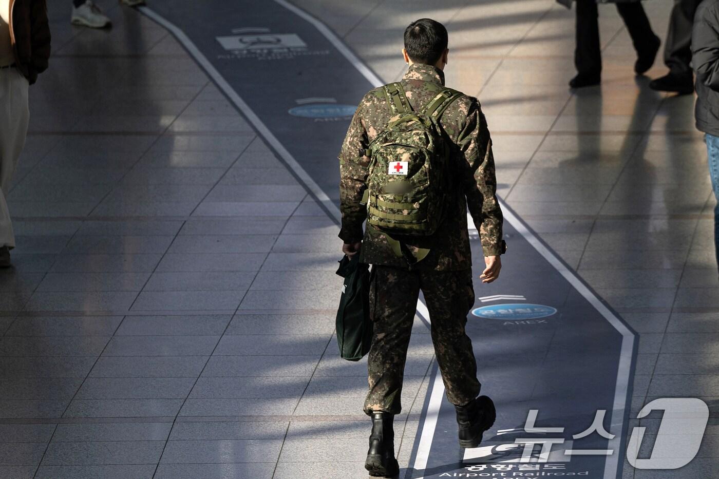  17일 서울 중구 서울역에서 장병이 걸음을 옮기고 있다. 2025.1.17/뉴스1 ⓒ News1 이승배 기자