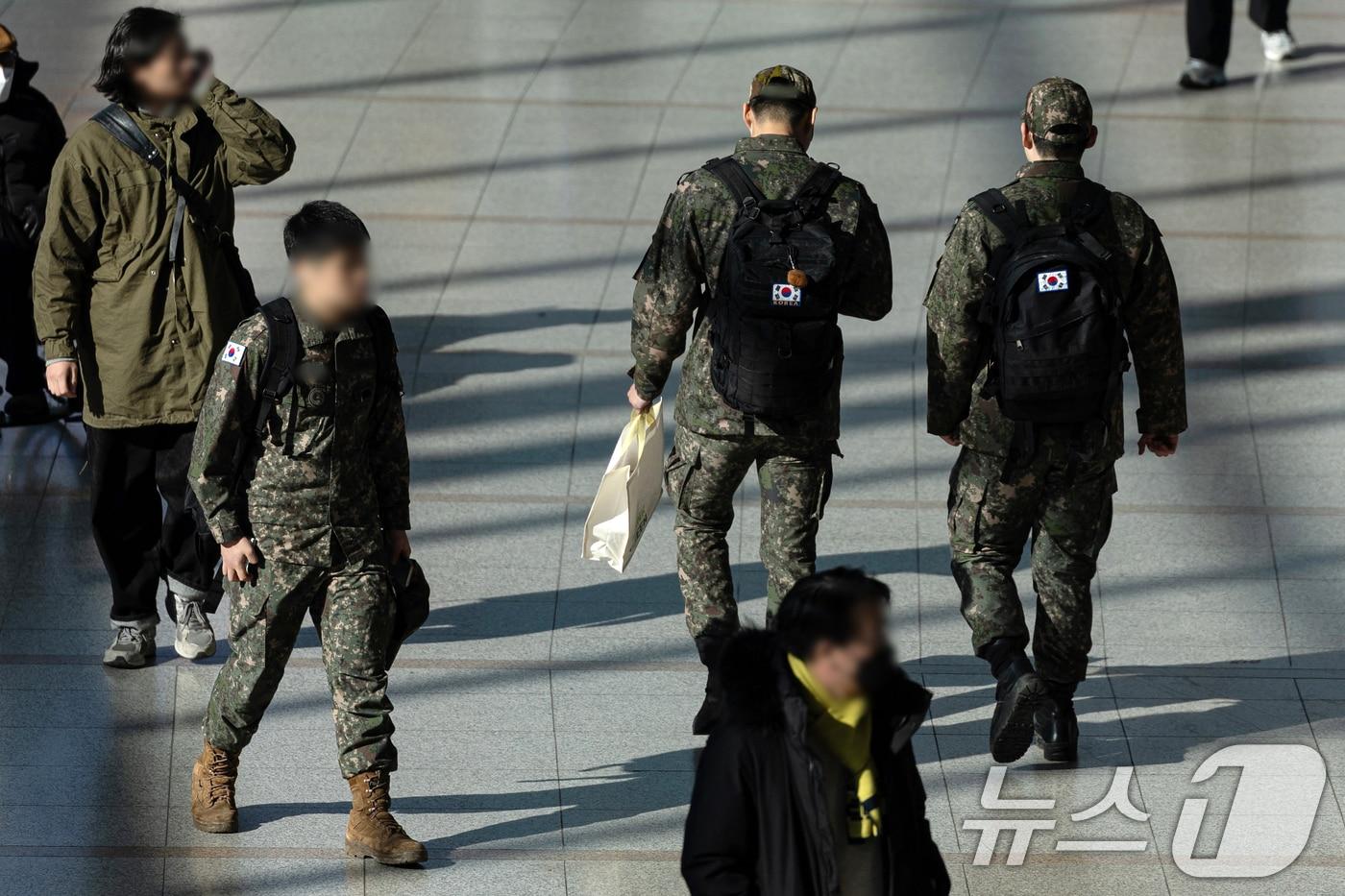 서울역에서 장병들이 걸음을 옮기고 있다. 2025.1.17/뉴스1 ⓒ News1 이승배 기자