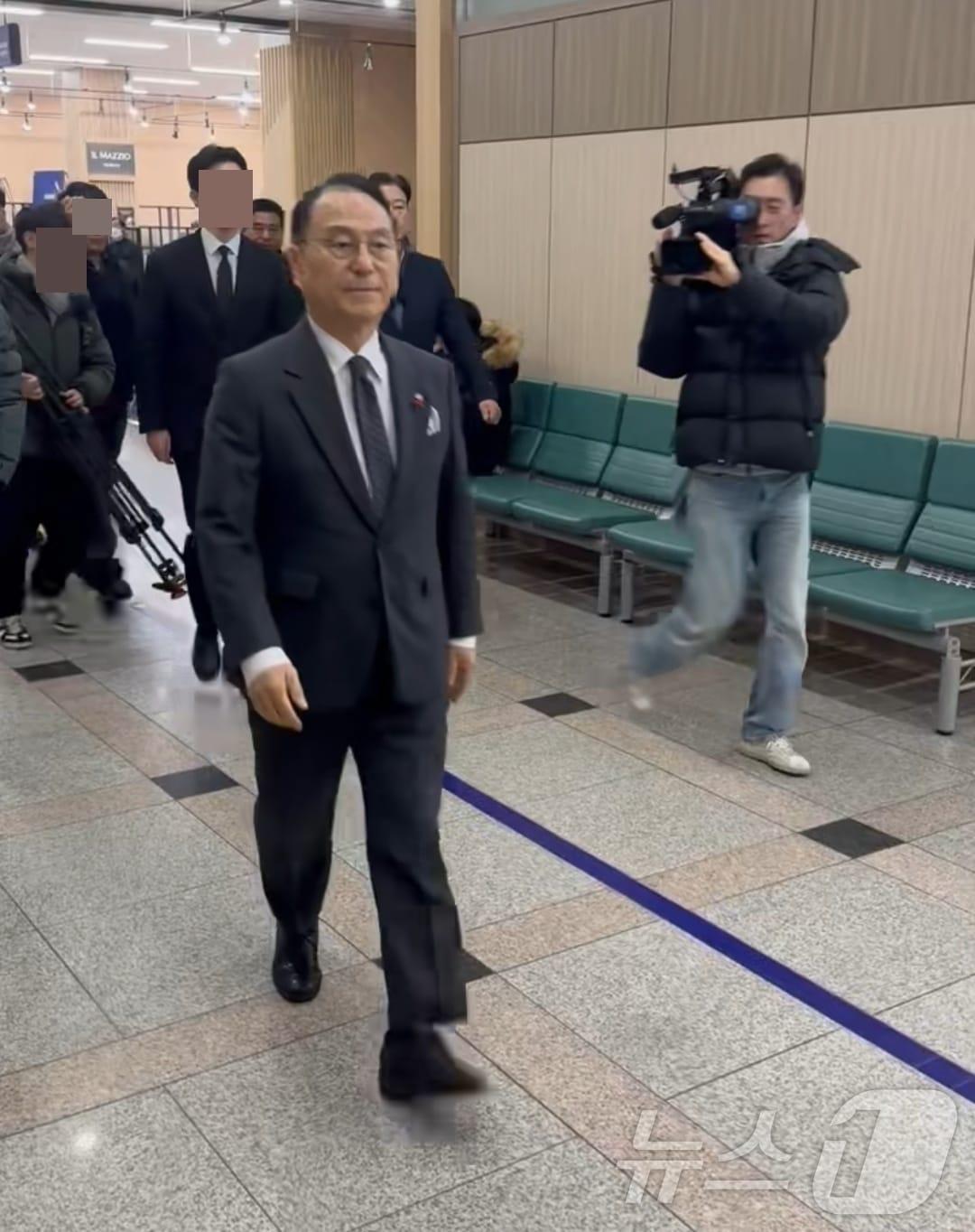 본문 이미지 - 17일 대전고법에서 박상돈 천안시장이 파기환송심 선고 재판을 받기 위해 법정으로 이동하고 있다. 2025.1.17/뉴스1 ⓒ News1 허진실 기자