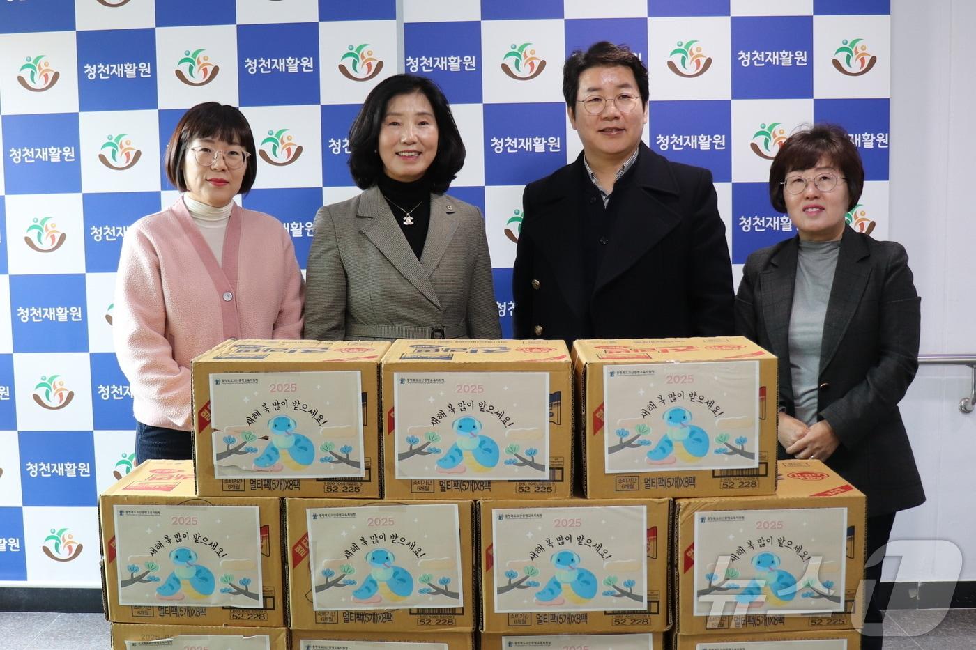 본문 이미지 - 충북 괴산증평교육지원청은 17일 괴산 청천재활원을 찾아 설 위문품을 전달했다.(괴산증평교육지원청 제공)/뉴스1