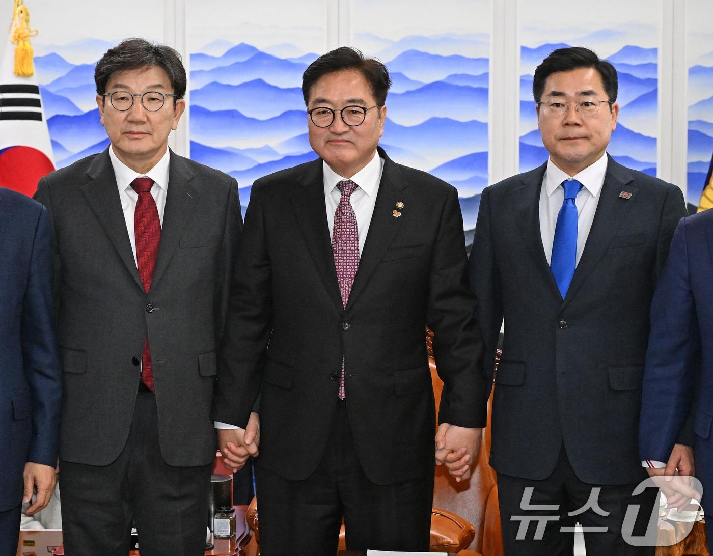 본문 이미지 - 왼쪽부터 권성동 권성동 원내대표, 우원식 의장, 박찬대 더불어민주당 원내대표. ⓒ News1 이광호 기자