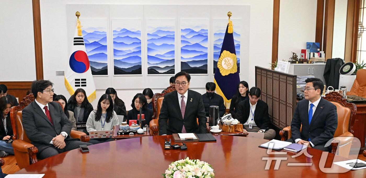 우원식 국회의장이 17일 국회 의장실에서 여야 원내대표와 만나 발언을 하고 있다. 왼쪽부터 권성동 국민의힘 원내대표, 우원식 의장, 박찬대 더불어민주당 원내대표. &#40;공동취재&#41; 2025.1.17/뉴스1 ⓒ News1 이광호 기자
