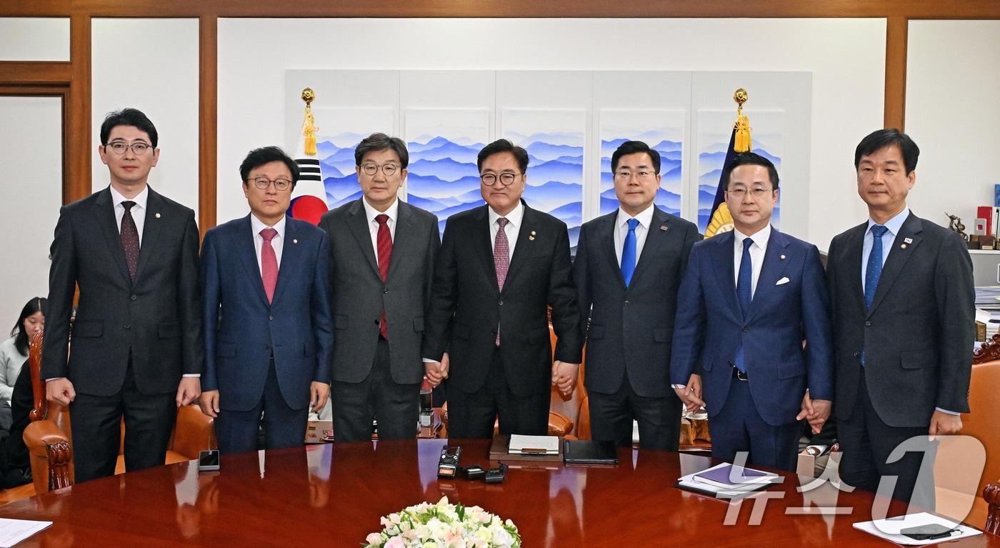 우원식 국회의장(가운데)과 여야 원내대표 등이 17일 국회 의장실에서 만나 기념촬영을 하고 있다. 왼쪽부터 국민의힘 주진우 의원·박형수 원내수석부대표·권성동 원내대표, 우원식 의장, 더불어민주당 박찬대 원내대표·박성준 원내수석부대표·박균택 의원. (공동취재) 2025.1.17/뉴스1 ⓒ News1 이광호 기자
