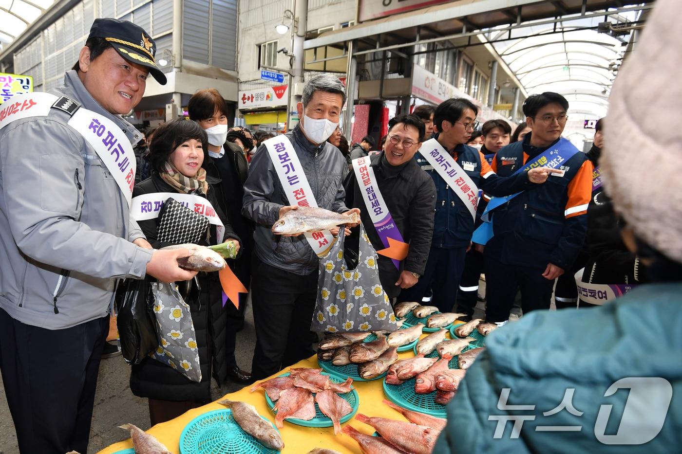 본문 이미지 - 이강덕 경북 포항시장(왼쪽 세번째)이 지난달 17일 설명절을 앞두고 지역 기관단체장들과 함께 죽도시장에서 제수용 생선을 구입하고 있다. 2025.1.17/뉴스1 ⓒ News1 최창호 기자