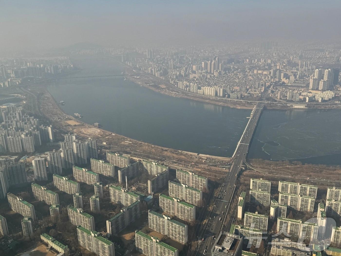 본문 이미지 - 초미세먼지 농도가 ‘나쁨’ 수준을 보인 17일 서울 송파구 서울스카이에서 바라본 도심 하늘이 뿌옇다. 2025.1.17/뉴스1 ⓒ News1 안은나 기자
