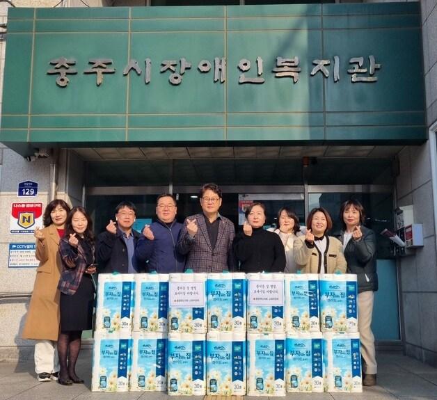 본문 이미지 - 충북도의회 교육위원회가 설 명절을 맞아 17일 충주시장애인복지관을 방문해 위문품을 전달했다.(충북도의회 제공)/뉴스1