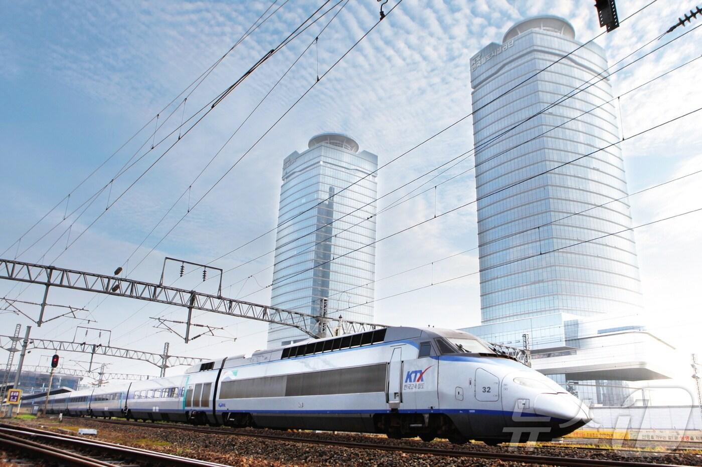 한국철도공사(코레일)가 오는 20일부터 나흘간 설 명절 기간 운행하는 일부 KTX의 운임을 최대 40% 할인 판매하는 프로모션을 진행한다. 