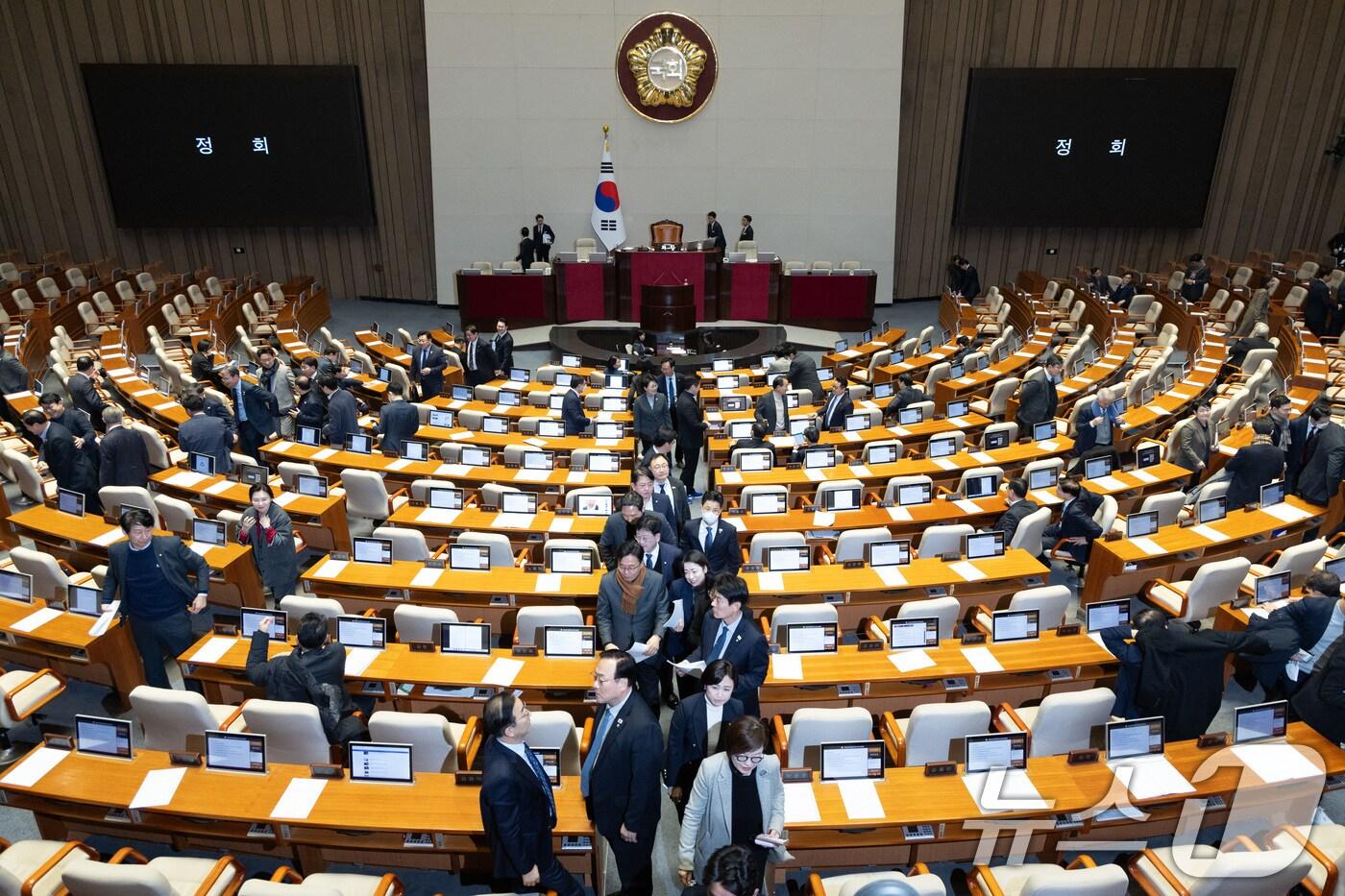 17일 오후 서울 여의도 국회 본회의장에서 열린 제421회 국회&#40;임시회&#41; 제1차 본회의에서 윤석열 정부의 내란ㆍ외환 행위의 진상규명을 위한 특별검사 임명 등에 관한 법률안과 관련해 교섭단체 협의 위해 본회의장을 나서고 있다. 2025.1.17/뉴스1 ⓒ News1 이광호 기자