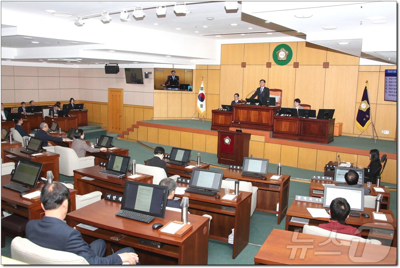 본문 이미지 - 정읍시의회(의장 박일)는 17일 4일간의 일정으로 제301회 임시회를 마무리했다.(정읍시의회 제공)2025.1.17/뉴스1 