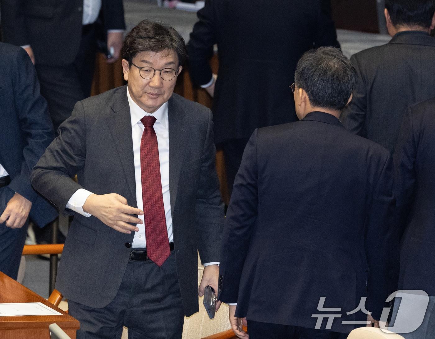 본문 이미지 - 권성동 국민의힘 원내대표가 17일 오후 서울 여의도 국회 본회의장에서 열린 제421회 국회(임시회) 제1차 본회의에서 윤석열 정부의 내란ㆍ외환 행위의 진상규명을 위한 특별검사 임명 등에 관한 법률안과 관련해 교섭단체 협의 위해 본회의장을 나서고 있다. 2025.1.17/뉴스1 ⓒ News1 이재명 기자