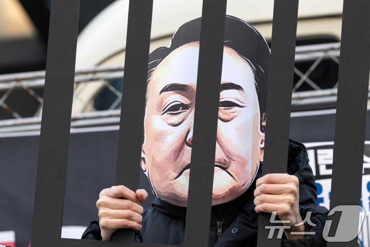 본문 이미지 - 진보당 서울시당이 17일 오후 서울 여의도 국민의힘 중앙당사 앞에서 정당연설회를 열고 윤석열 대통령 구속 및 국민의힘 해체를 촉구하고 있다. 2025.1.17/뉴스1 ⓒ News1 이승배 기자