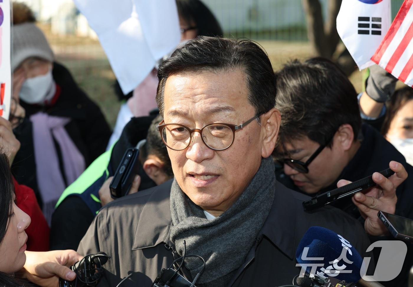 윤석열 대통령 측 석동현 변호사가 17일 오후 경기 의왕시 서울구치소 앞에서 윤석열 대통령 접견을 마치고 취재진의 질문에 답하고 있다. 2025.1.17/뉴스1 ⓒ News1 김영운 기자