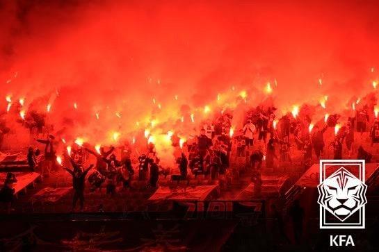 본문 이미지 - 2017년 FC서울과 FC안양의 맞대결 당시 안양 팬들의 응원 모습(대한축구협회 제공)  