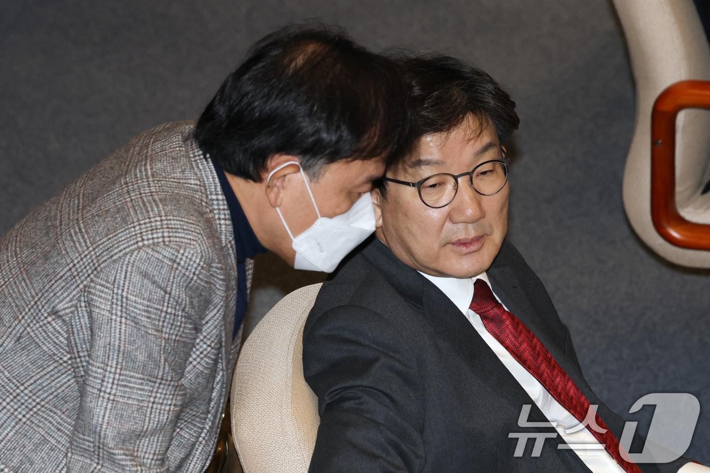 본문 이미지 - 권성동 국민의힘 원내대표와 윤한홍 의원이 17일 오후 서울 여의도 국회에서 열린 본회의에서 대화하고 있다. 2025.1.17/뉴스1 ⓒ News1 이광호 기자