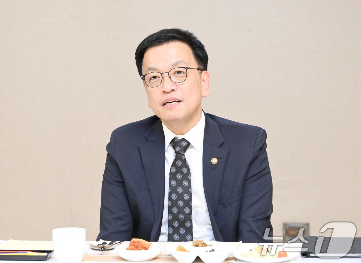 본문 이미지 - 최상목 대통령 권한대행 부총리 겸 기획재정부 장관이 17일 서울 종로구 정부서울청사에서 열린 &#39;시·도지사 협의회 신임 임원단 오찬간담회&#39;에서 모두발언을 하고 있다. &#40;기획재정부 제공&#41; 2025.1.17/뉴스1