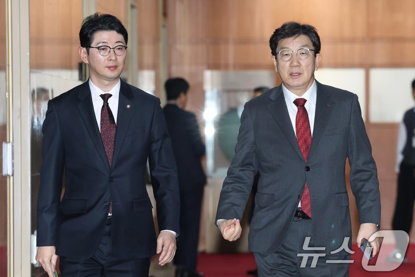 권성동 국민의힘 원내대표가 17일 오후 서울 여의도 국회에서 열린 특검법 협의를 위한 국회의장 주재 여야 원내대표 회동을 마친뒤 의장실을 나서고 있다. 2025.1.17/뉴스1 ⓒ News1 이광호 기자