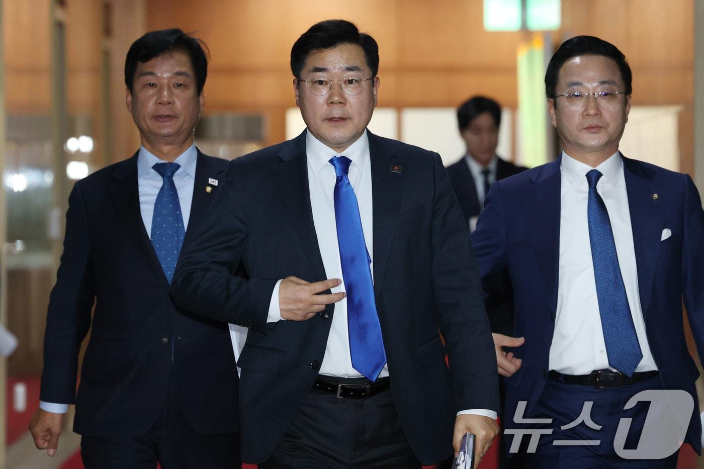 본문 이미지 - 박찬대 더불어민주당 원내대표가 17일 오후 서울 여의도 국회에서 열린 특검법 협의를 위한 국회의장 주재 여야 원내대표 회동을 마친뒤 의장실을 나서고 있다. 2025.1.17/뉴스1 ⓒ News1 이광호 기자