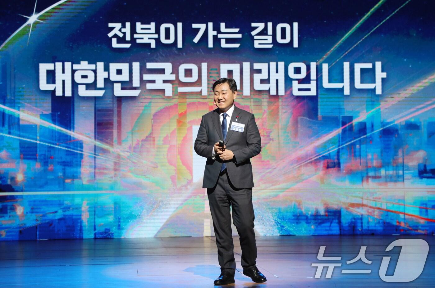 김관영 전북특별자치도지사가 17일 전북자치도 전주시 한국소리문화의전당 모악당에서 열린 '전북특별자치도 출범 1주년 기념행사'에서 출범 1주년 도민보고를 하고 있다. 2025.1.17/뉴스1 ⓒ News1 유경석 기자