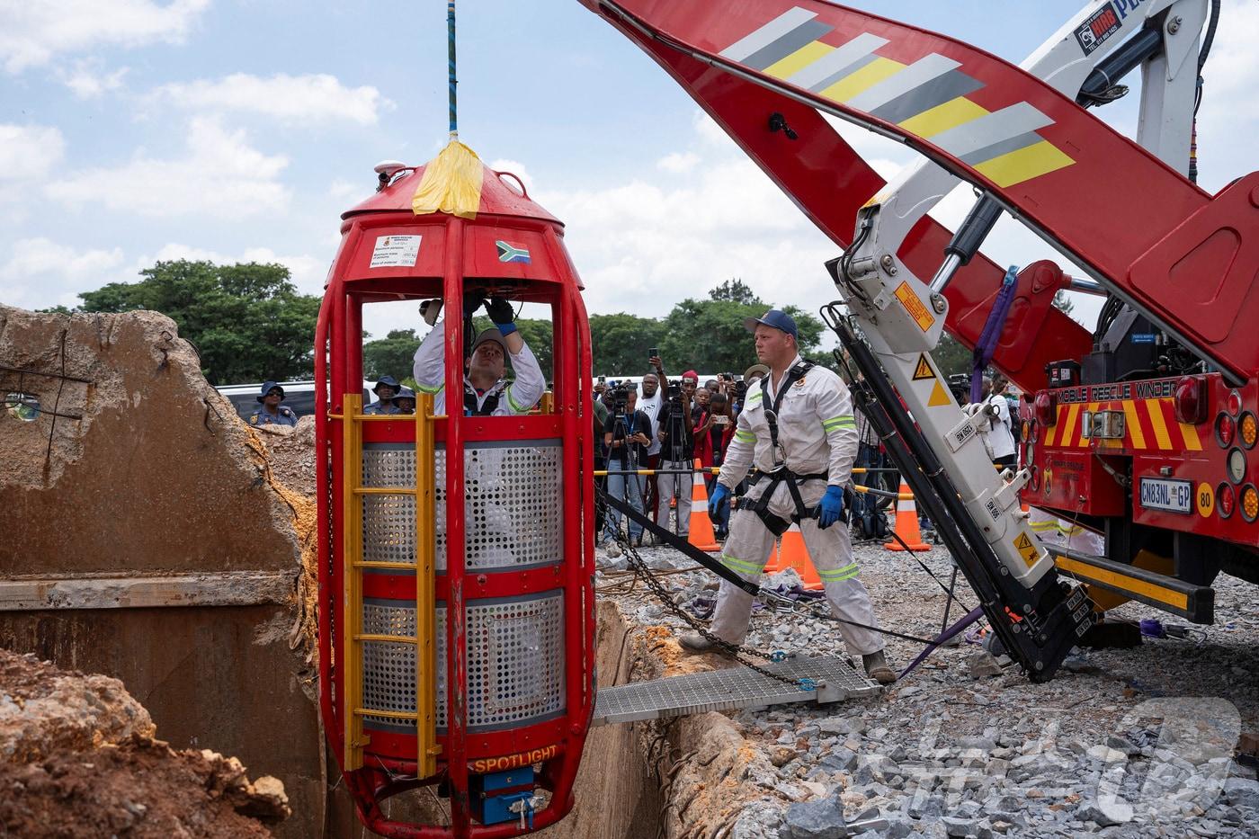 16일(현지시간) 남아프리카공화국 수도 요하네스버그 남서부에 위치한 스틸폰테인 인근 한 폐금광에서 구조대가 금광 수색을 위해 기계식 케이지을 조작하고 있다. 이 폐금광은 채굴꾼들이 불법으로 채굴 활동을 해온 곳이다. 2025.01.16 ⓒ 로이터=뉴스1 ⓒ News1 김지완 기자