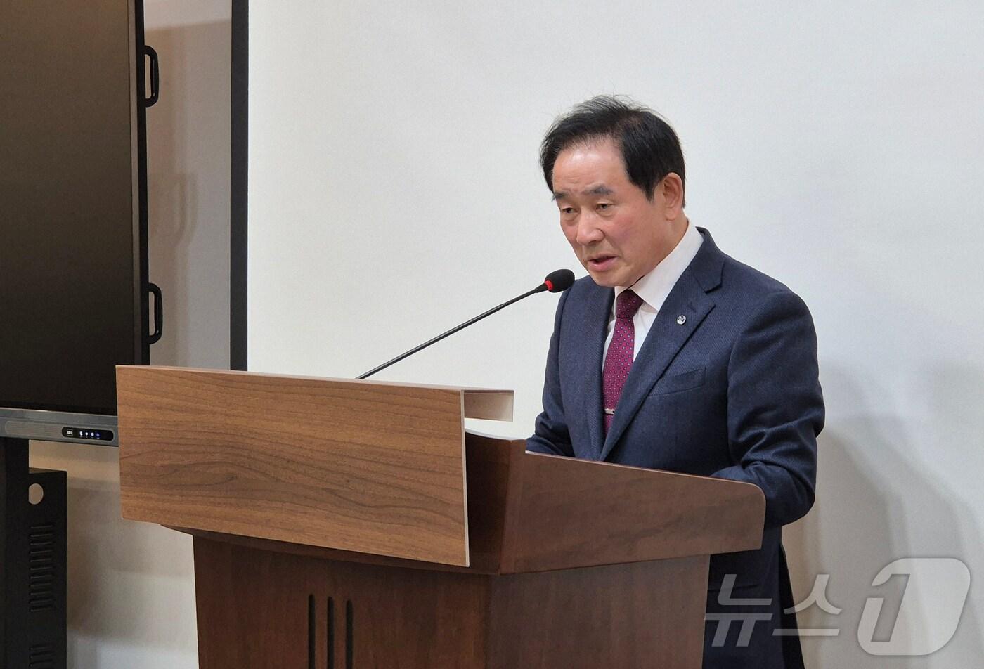 송기섭 진천군수가  지난 16일 충북도청 브리핑룸에서 기자회견을 열어 "불필요한 갈등과 분열을 야기하는 언행은 지양해야 한다"며 김영환 충북지사를 간접 비판하는 회견을 하고 있다. /뉴스1