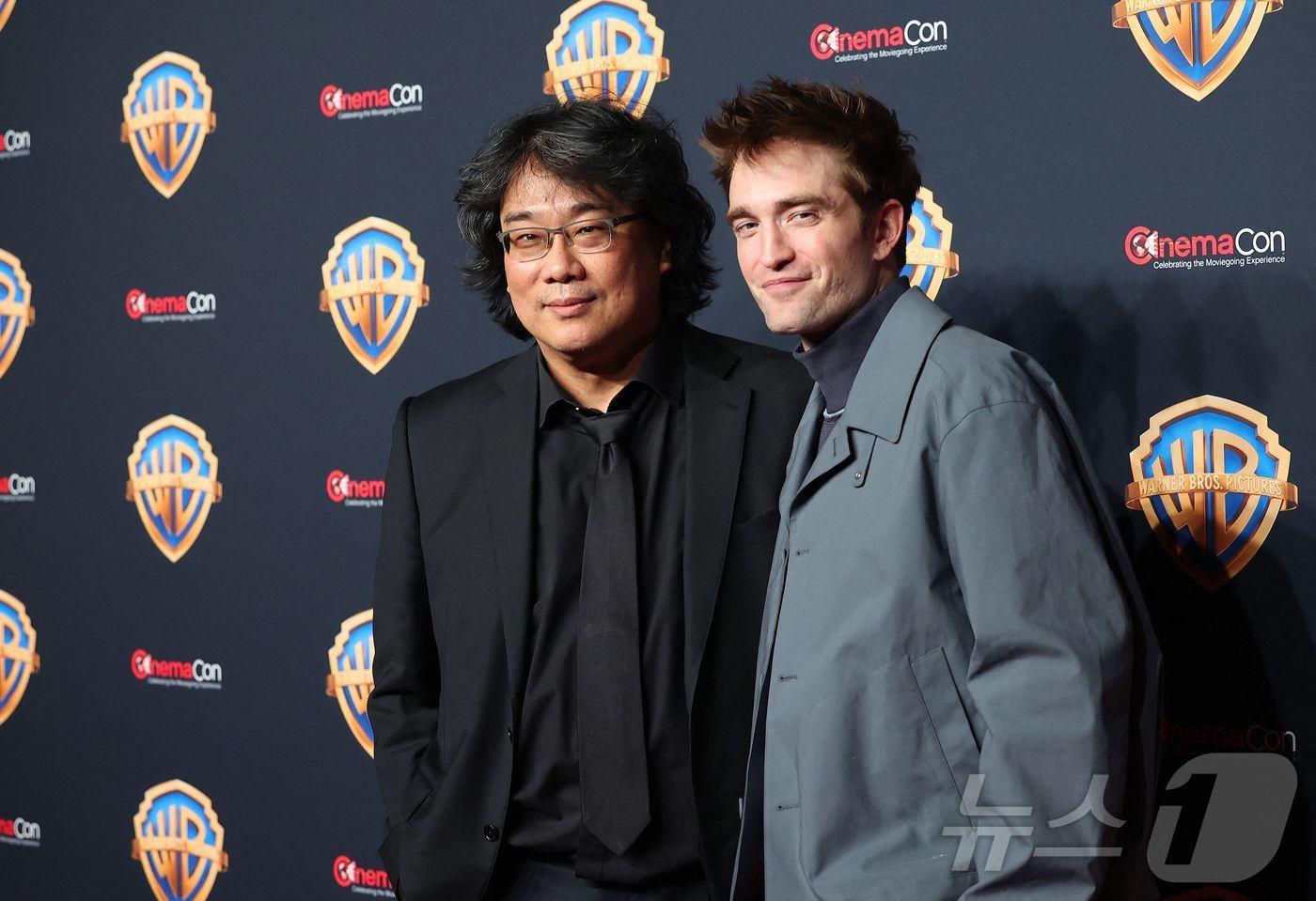 봉준호 감독과 로버트 패틴슨ⓒ AFP=뉴스1