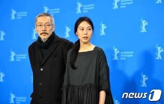 본문 이미지 - 2022년 2월 16일 독일 베를린 그랜드 하얏트 호텔에서 진행된 제72회 베를린국제영화제 경쟁부문 초청작 '소설가의 영화' 기자회견 포토콜에 참석한 홍상수 감독(왼쪽)과 배우 겸 제작실장 김민희. ⓒ AFP=뉴스1 ⓒ News1 안태현 기자
