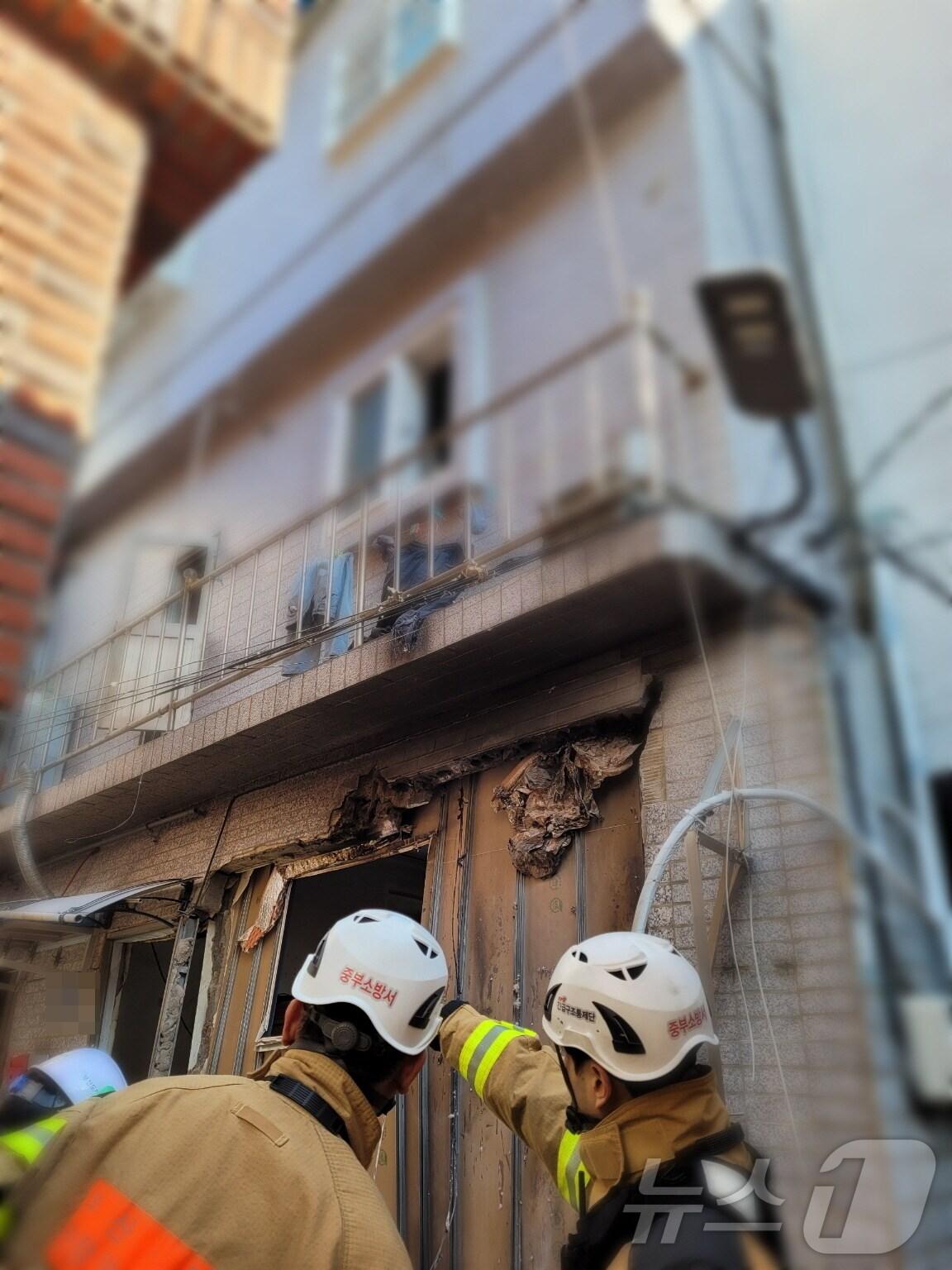 본문 이미지 - 17일 오전 부산 서구의 한 다세대 주택 1층 주방에서 LPG 가스 누출로 추정되는 폭발 사고가 났다. (부산경찰청 제공)