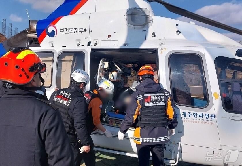 본문 이미지 - 17일 오후 2시23분 쯤 제주 서귀포시 중문관광단지 내 한 공사장에서 떨어지는 구조물에 맞은 50대 남성이 닥터헬기로 이송되고 있다.(제주소방안전본부 제공)