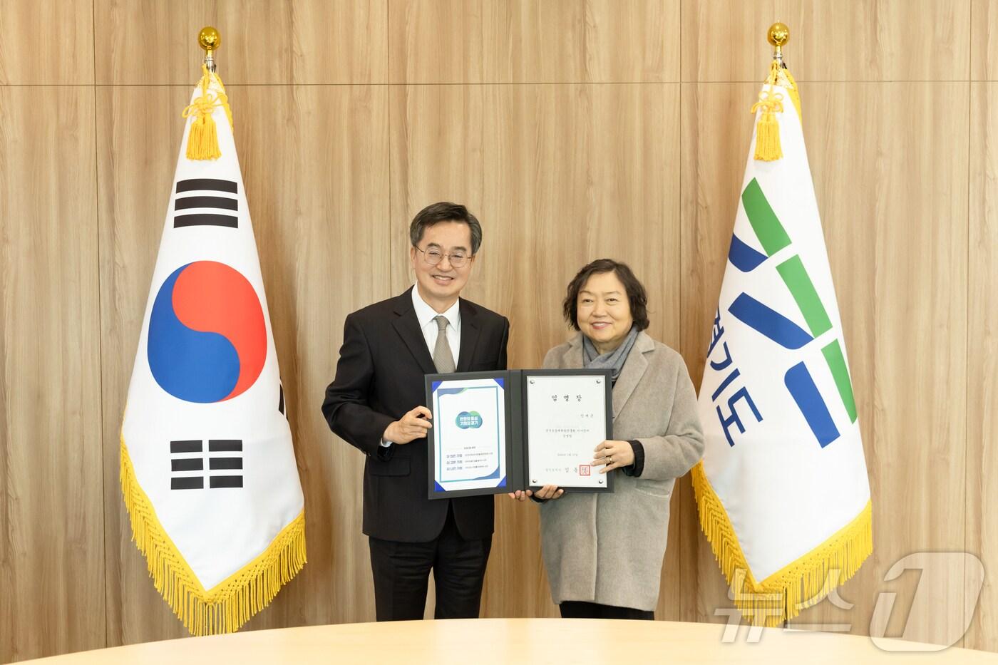 김동연 경기도지사가 인재근 신임 경기도경제과학진흥원 이사장에게 임명장을 수여하고 있다.&#40;경기도 제공&#41;