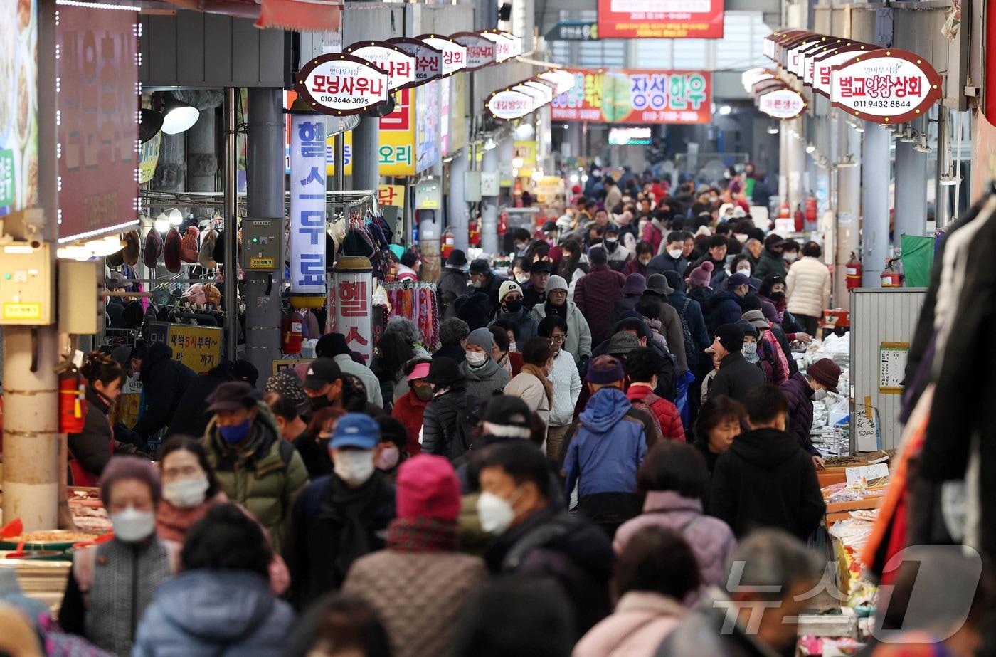 설 연휴가 일주일 앞으로 다가온 17일 오전 광주 북구 우산동의 한 재래시장에 재수용품을 구입하러 나온 시민들로 북적이고 있다.(광주 북구 제공)2025.1.17/뉴스1 ⓒ News1 박지현 기자