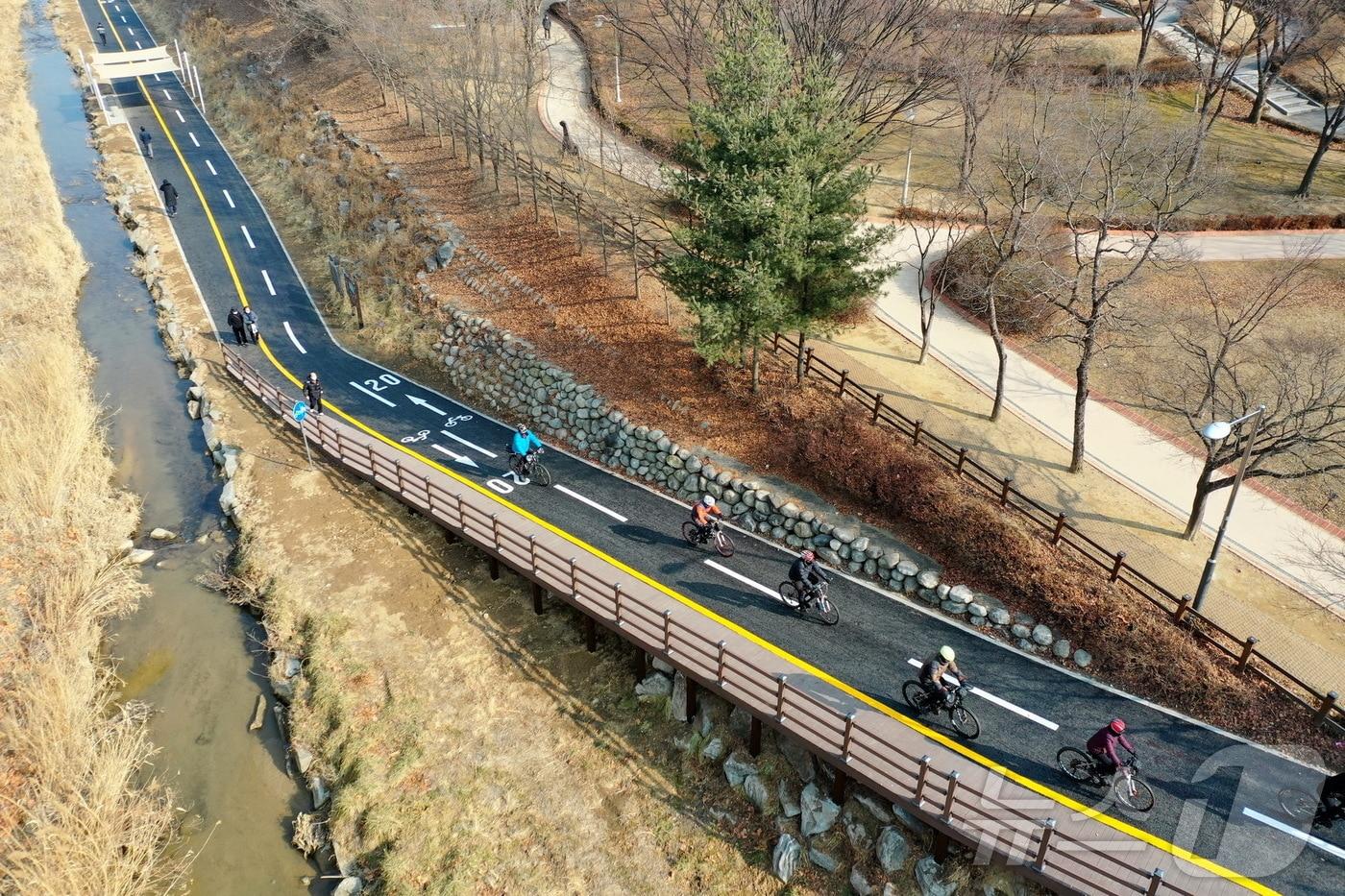 자전거 타는 모습.(과천시 제공)