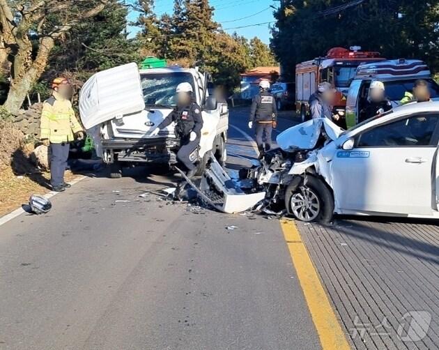 본문 이미지 - 17일 오후 3시30분 쯤 제주시 조천읍 대흘리 한 도로에서 승용차 렌트카와 1톤 트럭이 부딪히는 사고가 발생했다.