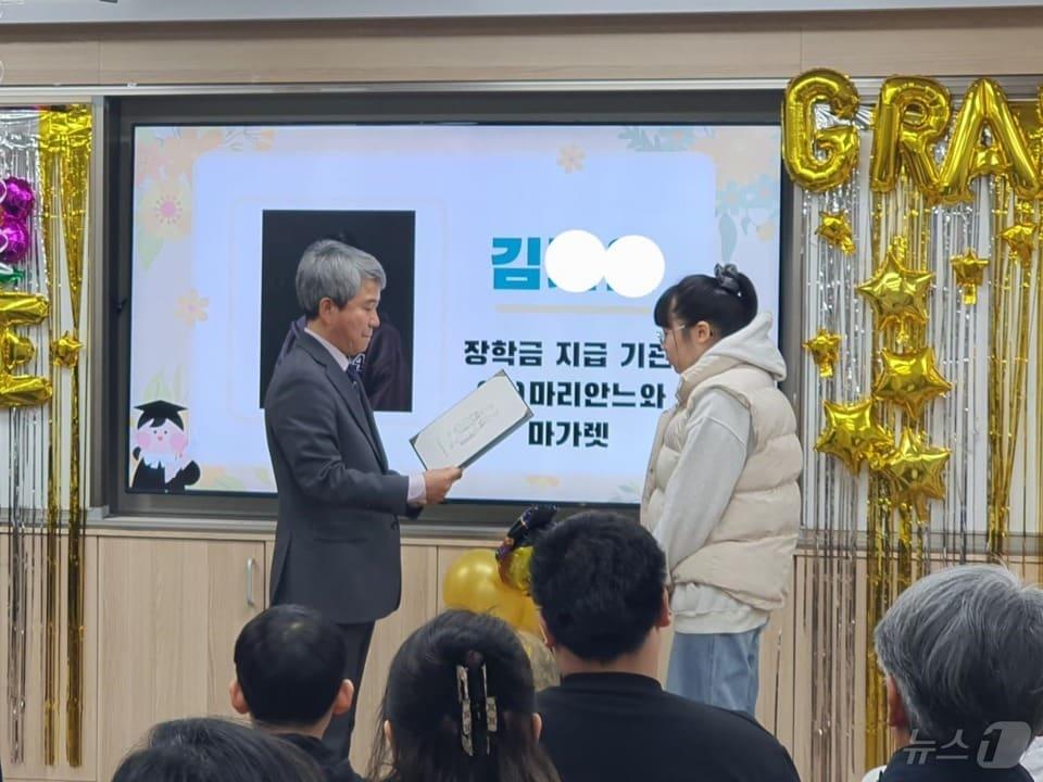 본문 이미지 - (사)'마리안느와 마가렛'의 '봉사장학금' 지급 모습 (전남교육청 제공)/뉴스1