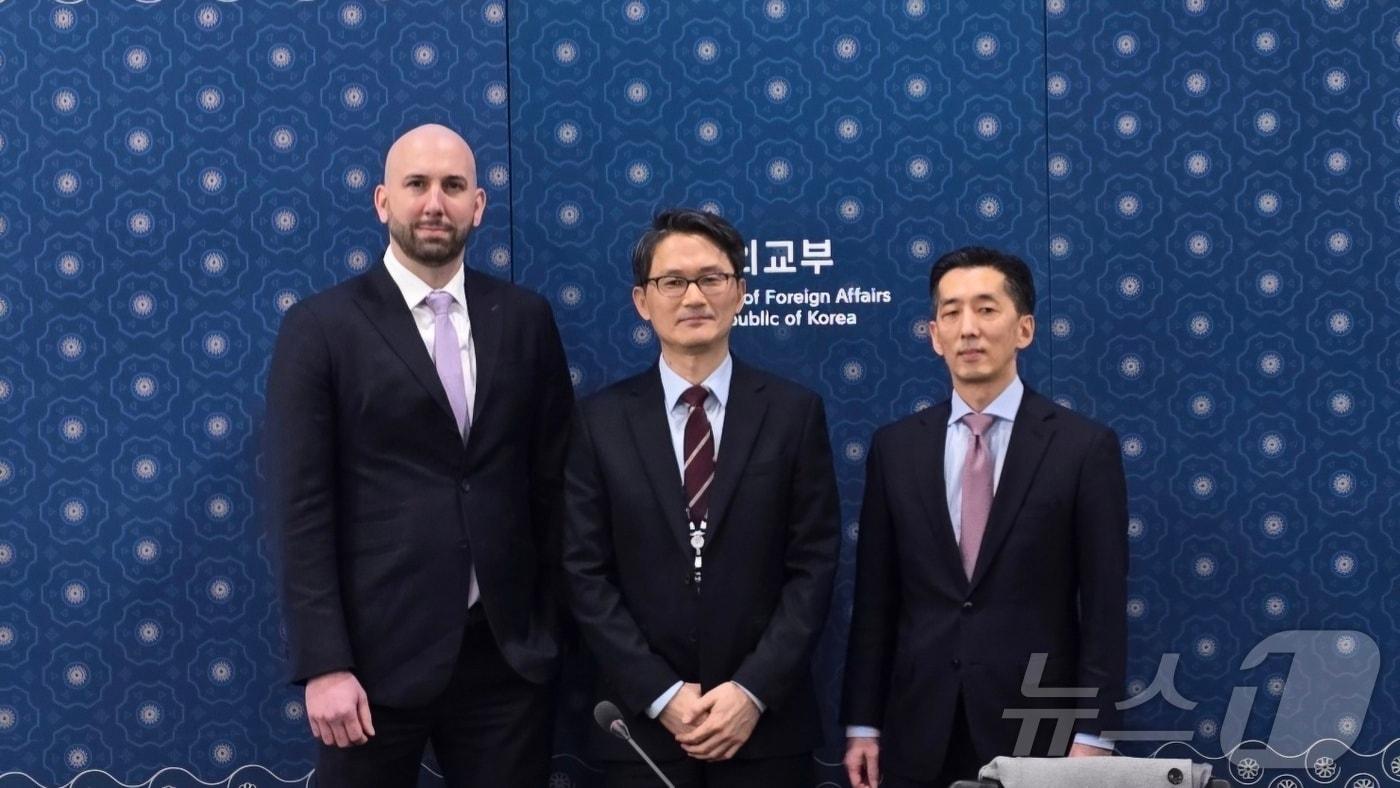 조나단 털리 미국 국무부 인신매매감시·퇴치국 부국장과 이철 외교부 국제기구·원자력국장 민창 주한미국대사관 정무공사참사관이 17일 외교부 청사에서 인신매매 협의회를 개최했다. (외교부 제공)