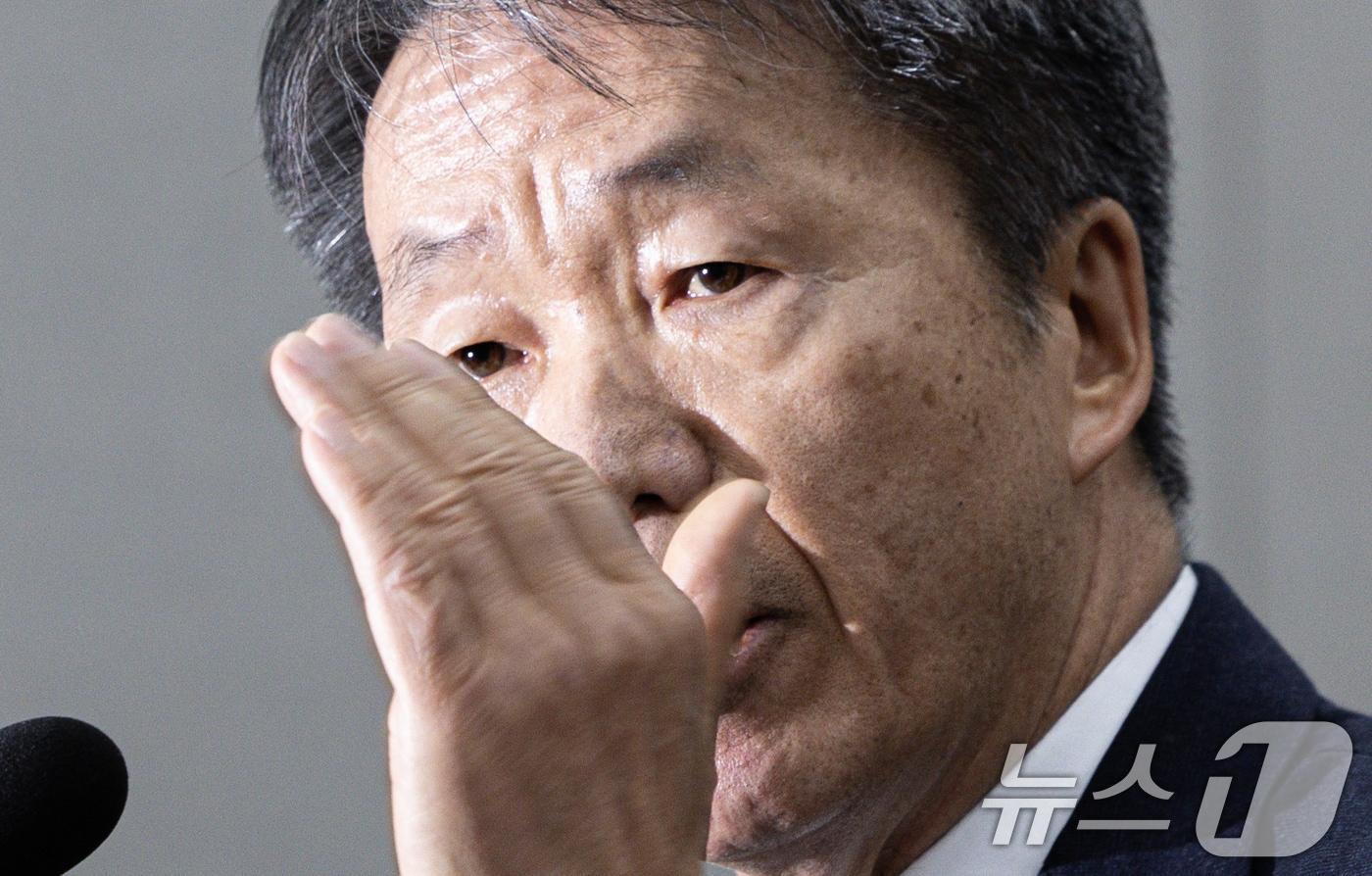 김용원 국가인권위원회 상임위원이 17일 오후 서울 여의도 국회 운영위원회 전체회의에서 야당 의원들과 언쟁을 벌이고 있다. 2025.1.17/뉴스1 ⓒ News1 이재명 기자