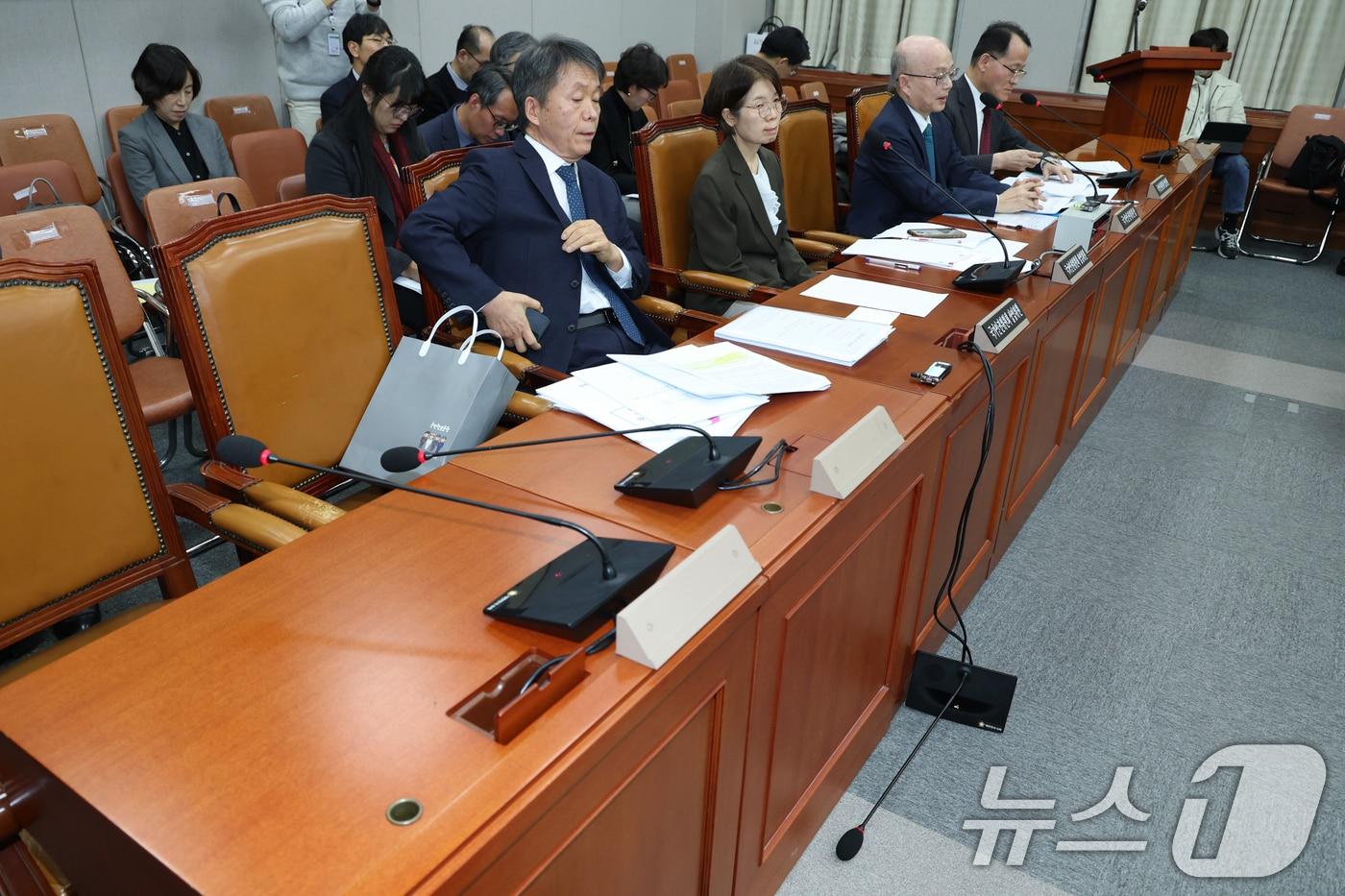 김용원 국가인권위원회 상임위원이 17일 오후 서울 여의도 국회에서 열린 운영위원회 전체회의에 출석해 야당 의원들과 언쟁을 벌이자 의원들의 요청에 관계자가 마이크를 치워 바닥에 내려져 있다. 2025.1.17/뉴스1 ⓒ News1 이광호 기자