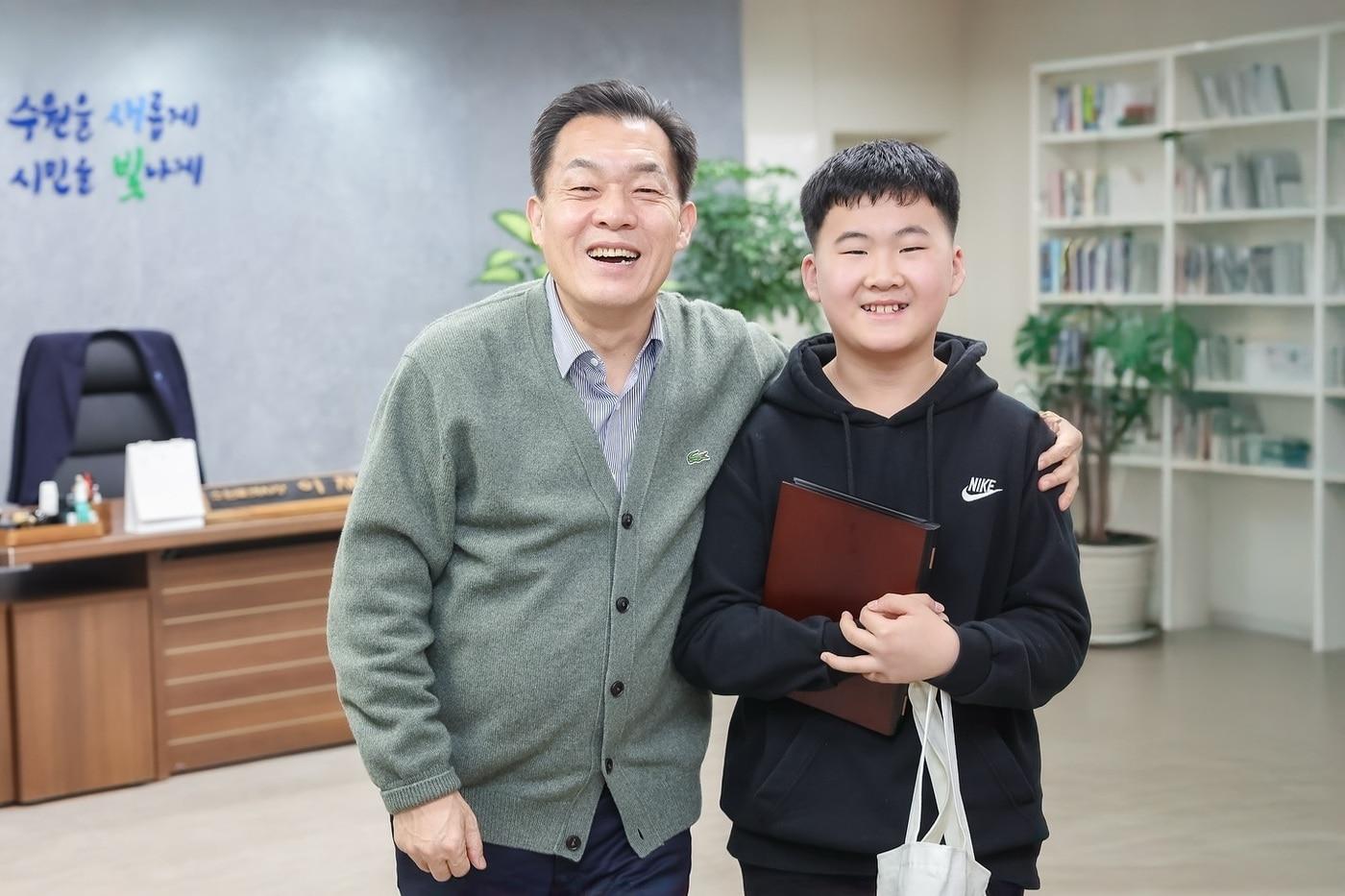 이재준 수원시장과 파장초등학교 5학년 전시윤 군. &#40;이재준 수원시장 SNS 갈무리&#41;