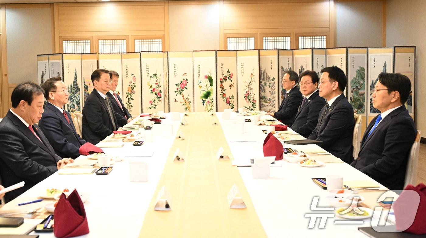 강기정 광주시장이 17일 서울정부청사에서 열린 ‘시도지사 임원단과 최상목 대통령 권한대행과의 간담회’에 참석해 광주 미래차국가산단 국가전략사업 신속 선정, 인공지능&#40;AI&#41; 2단계 사업 예타 면제, 긴급 추경 편성을 건의하고 있다.&#40;광주시 제공&#41;2025.1.17/뉴스1 