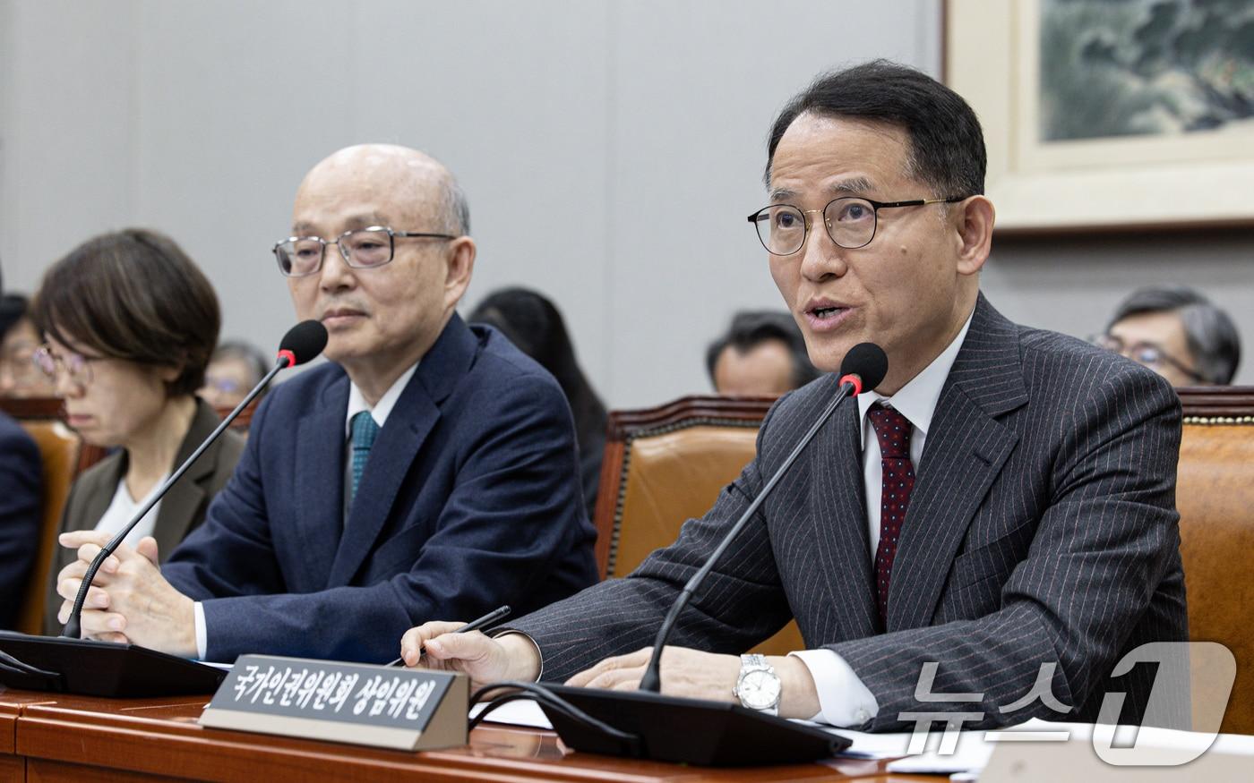 본문 이미지 - 이충상 전 국가인권위원회 상임위원이 2025년 1월 17일 오후 서울 여의도 국회 운영위원회 전체회의에서 의원 질의에 답변하고 있다 2025.1.17 ⓒ 뉴스1 이재명 기자