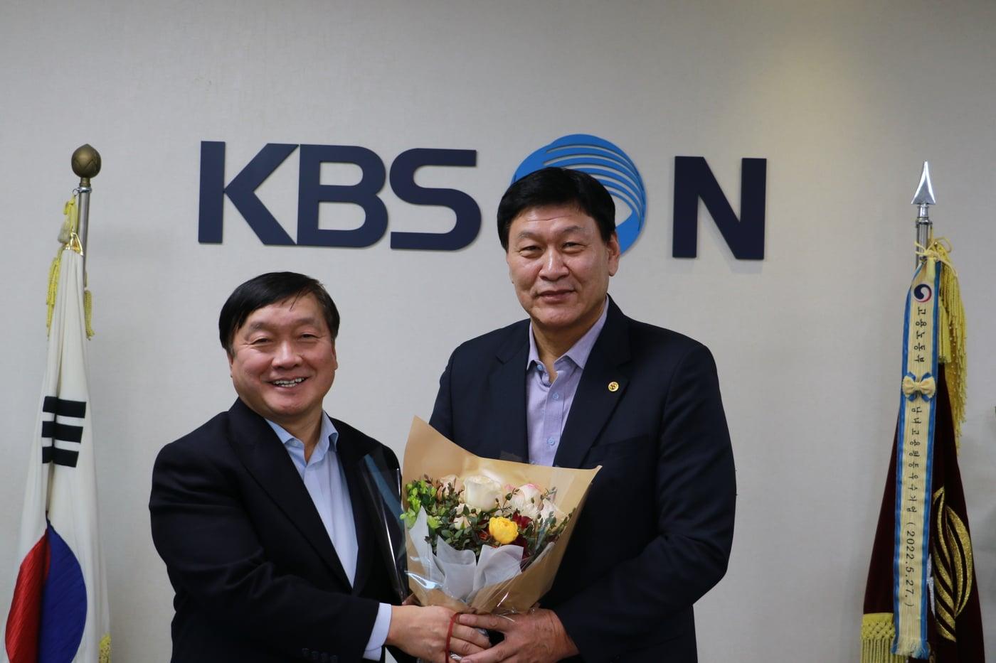 본문 이미지 - 이준희 대한씨름협회장(오른쪽)이 17일 서울 마포구 상암동 KBSN을 찾아 이강덕 대표이사에게 꽃다발을 받고 포즈를 취하고 있다. (KBSN 제공)