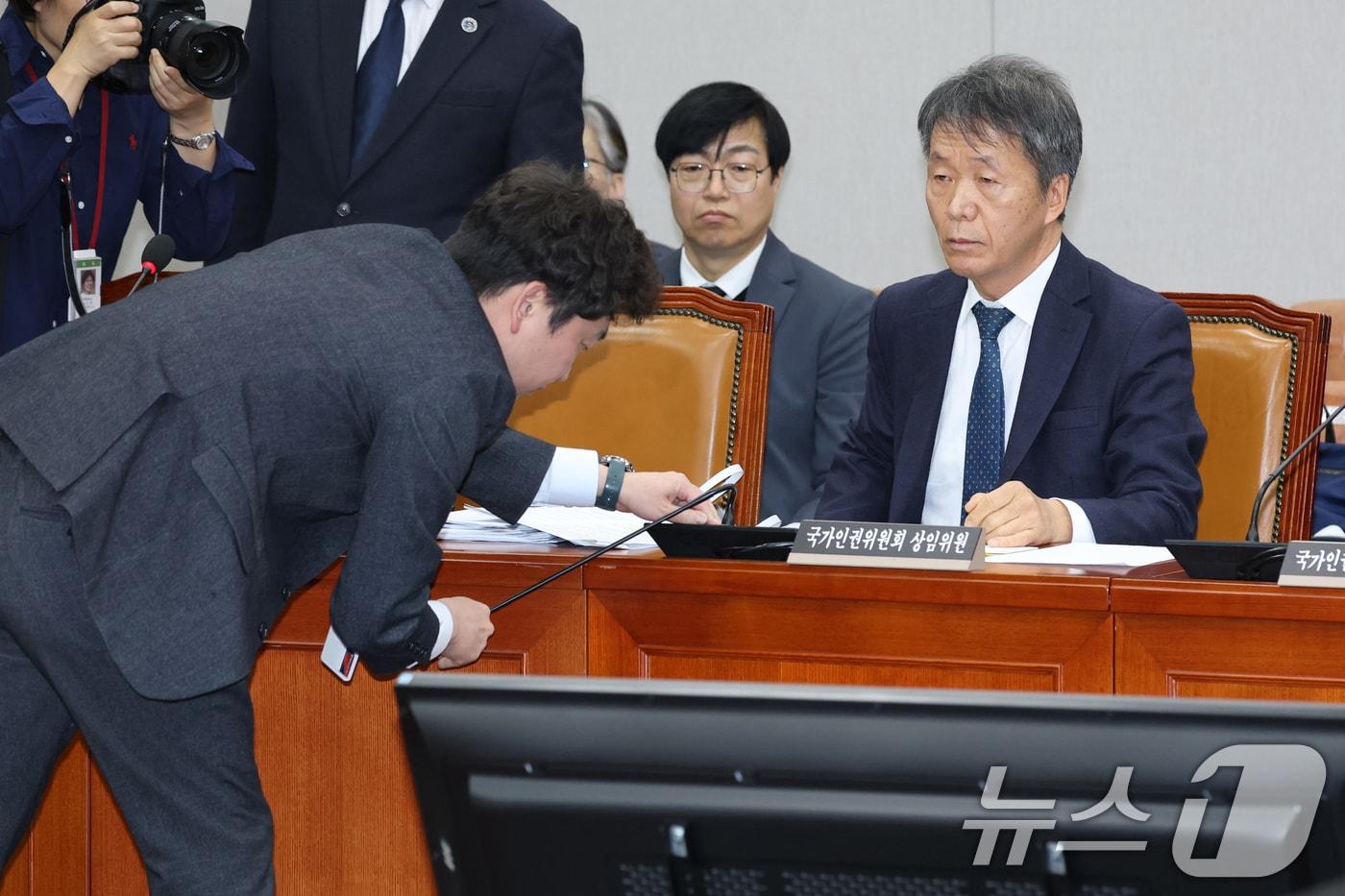 김용원 국가인권위원회 상임위원이 17일 오후 서울 여의도 국회에서 열린 운영위원회 전체회의에 출석해 야당 의원들과 언쟁을 벌이자 의원들의 요청에 관계자가 마이크를 치우고 있다. 2025.1.17/뉴스1 ⓒ News1 이광호 기자