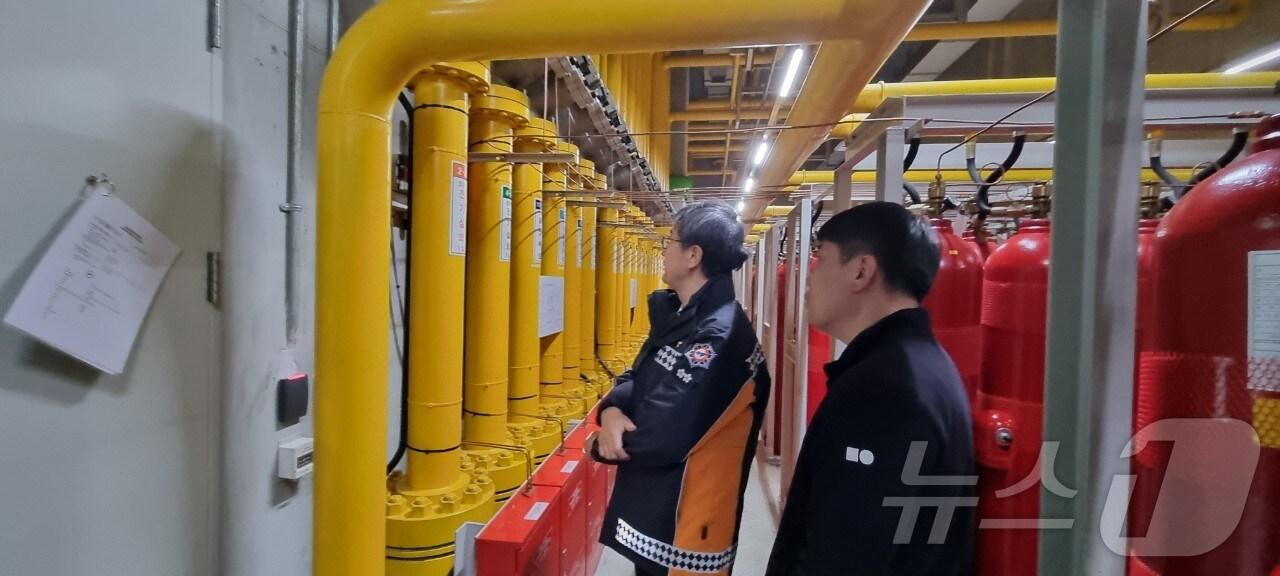 본문 이미지 - 김승룡 강원특별자치도 소방본부장이 17일 춘천 네이버 데이터센터 ‘각’을 찾아 안전점검을 실시했다.(도소방본부 제공)