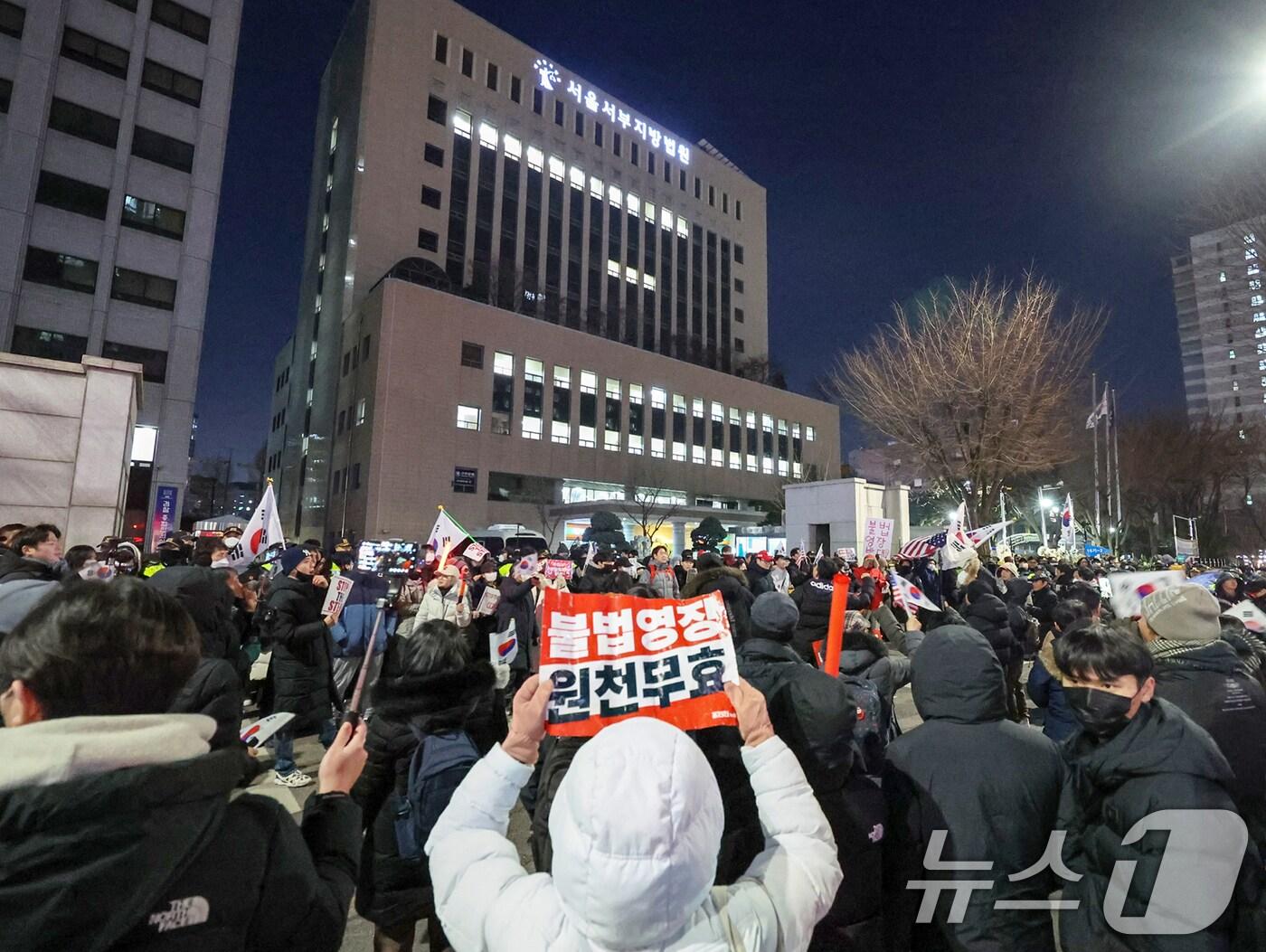 본문 이미지 - 윤석열 대통령의 지지자들이 17일 저녁 서울 마포구 서울서부지방법원 앞에서 고위공직자범죄수사처&#40;공수처&#41;의 윤 대통령에 대한 구속영장 청구 소식이 전해지자 이를 규탄하며 경찰과 대치하고 있다. 2025.1.17/뉴스1 ⓒ News1 황기선 기자