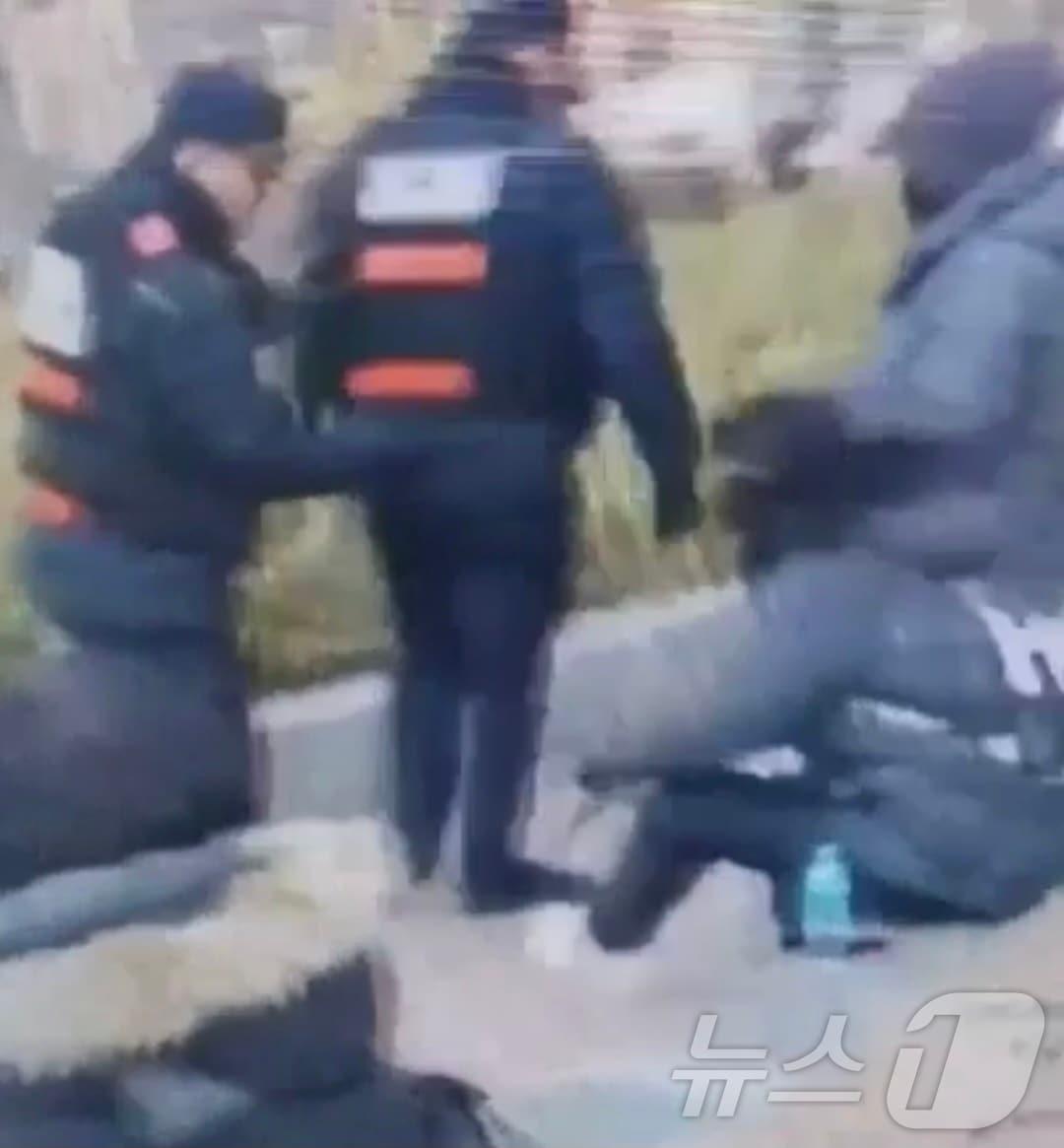 본문 이미지 - 17일 서부지법 인근에서 집회를 촬영하던 한 유튜버의 삼각대를 서울경찰청 기동대 소속 한 순경이 발로 차 넘어트리는 모습이 포착됐다. ⓒ 뉴스1