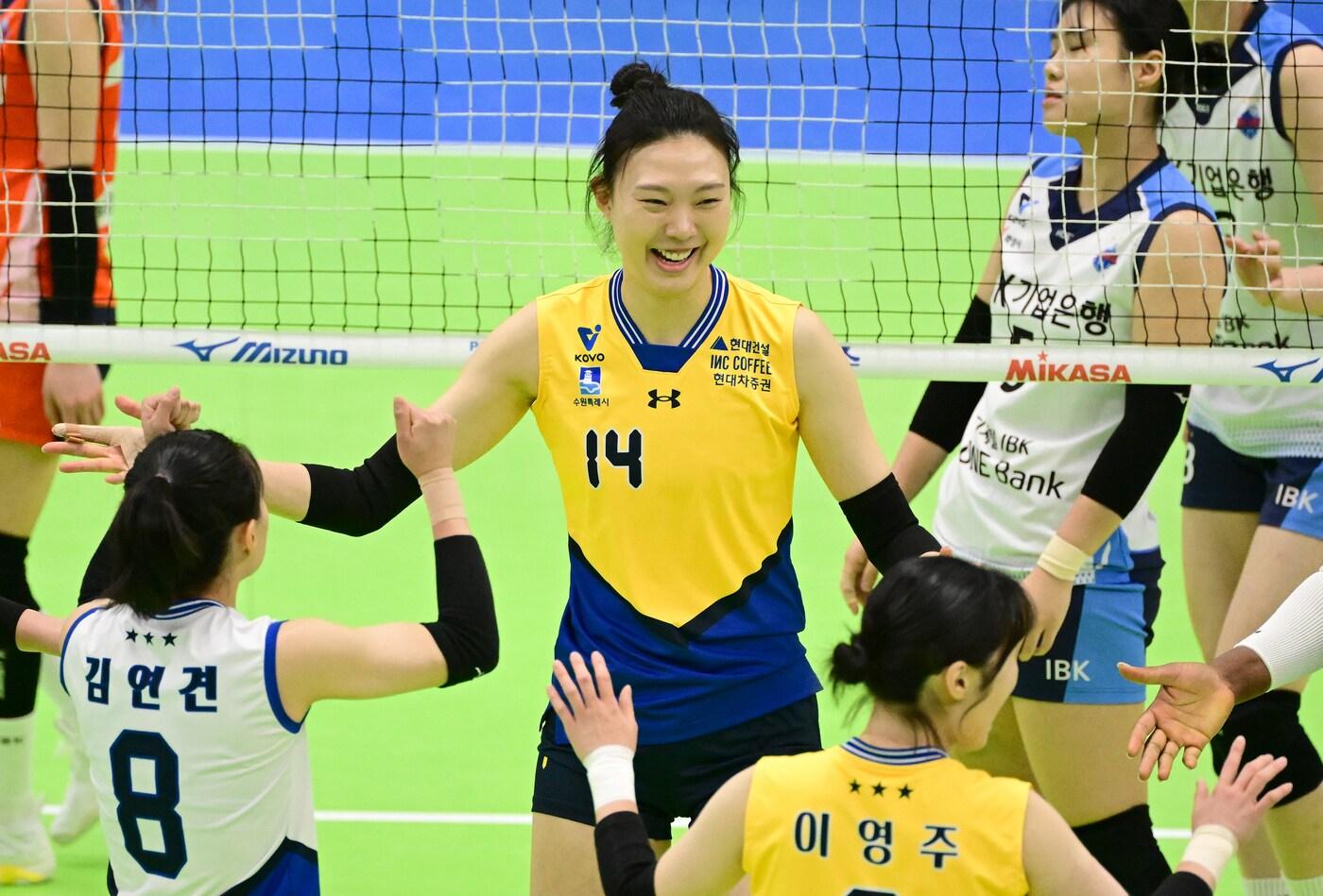 현대건설의 양효진이 17일 열린 경기 수원실내체육관에서 열린 도드람 2024-25 V리그 IBK기업은행과의 경기에서 득점에 성공한 뒤 기뻐하고 있다. &#40;KOVO 제공&#41;