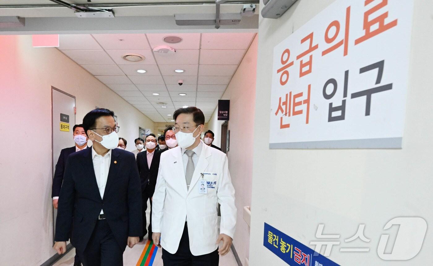 본문 이미지 - 최상목 대통령 권한대행 부총리 겸 기획재정부 장관이 지난 17일 오후 설 명절 대비 서울 동작구 서울특별시 보라매병원을 방문, 응급 의료 체계를 점검하고 있다. (기재부 제공) 2025.1.17/뉴스1