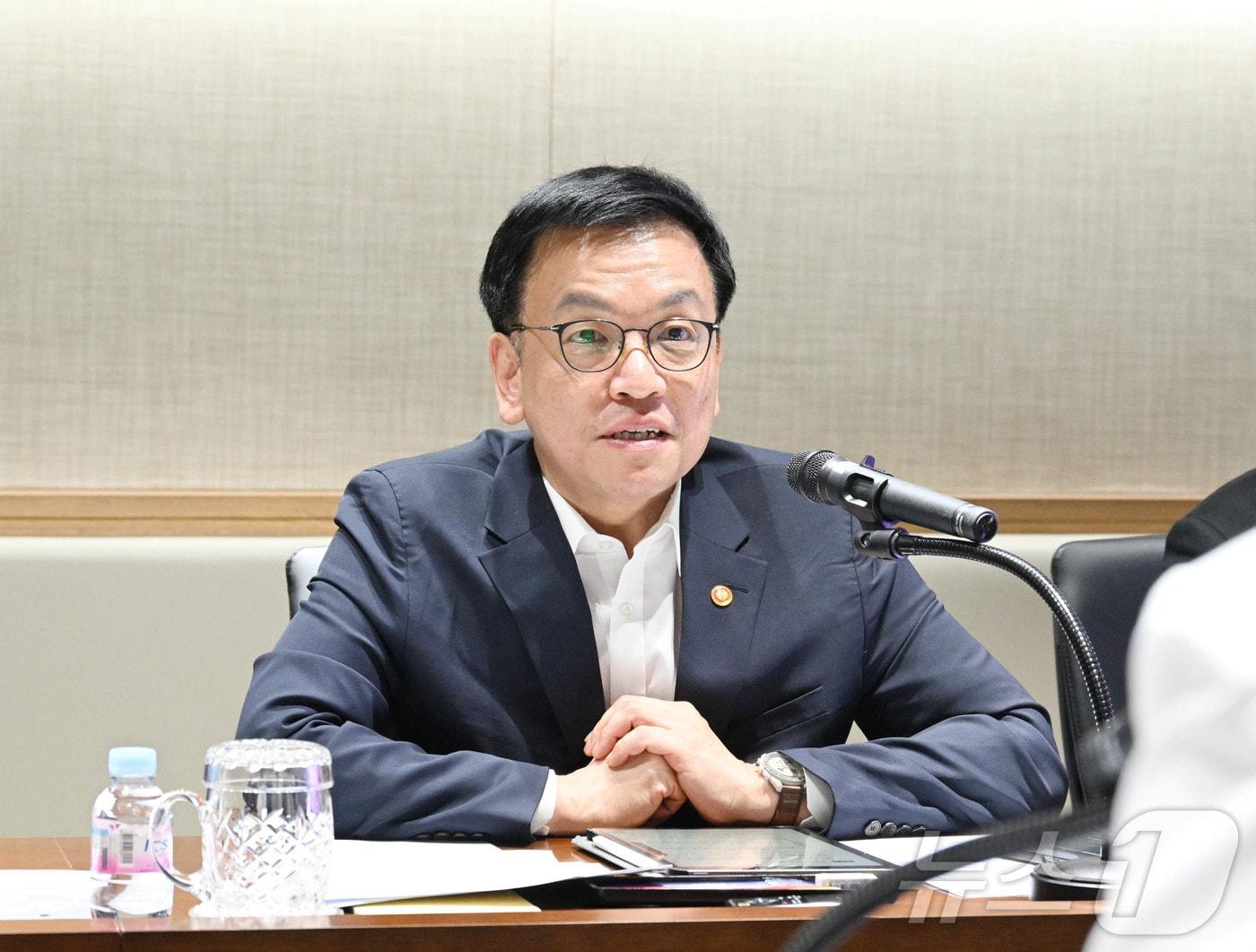 본문 이미지 - 최상목 대통령 권한대행 부총리 겸 기획재정부 장관이 17일 오후 설 명절 대비 서울 동작구 서울특별시 보라매병원을 방문, 관계자들과 간담회를 하고 있다. (기재부 제공) 2025.1.17/뉴스1