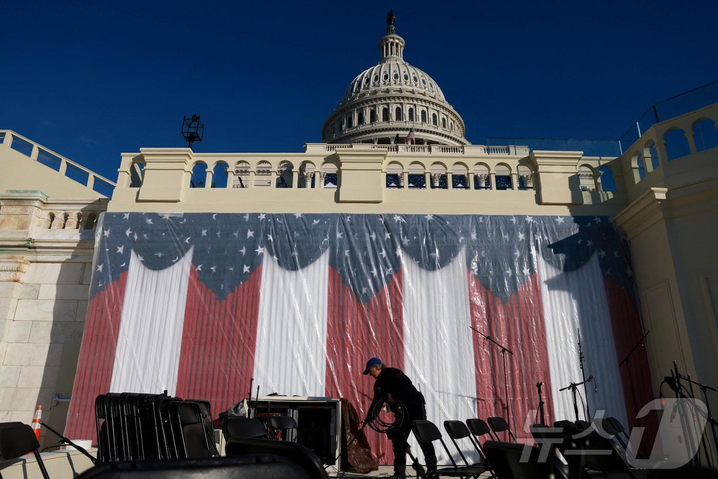 오는 20일&#40;현지시간&#41; 예정인 도널드 트럼프 미국 대통령 당선인의 취임선서 등 주요 행사가 당일 추운 날씨로 당초 예정된 미 의회 의사당 건물 앞 실외 무대가 아닌 의사당 실내에서 이뤄진다. 17일&#40;현지시가&#41; 미국 워싱턴DC의 국회의사당 앞에서 한 작업자가 해병대 공연이 예정되어 있던 현장의 배선을 해체하고 있는 모습. ⓒ 로이터=뉴스1 ⓒ News1 류정민 특파원