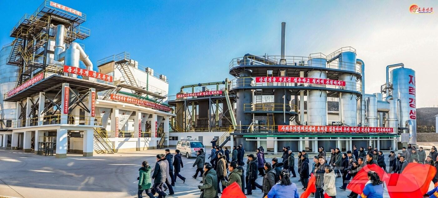 본문 이미지 - (평양 노동신문=뉴스1) = 북한 노동당 기관지 노동신문은 18일 당중앙전원회의 결정에 따라 문평제련소 노동자들이 '증산 투쟁'에 나섰다고 보도했다. [국내에서만 사용가능. 재배포 금지. DB 금지. For Use Only in the Republic of Korea. Redistribution Prohibited] rodongphoto@news1.kr