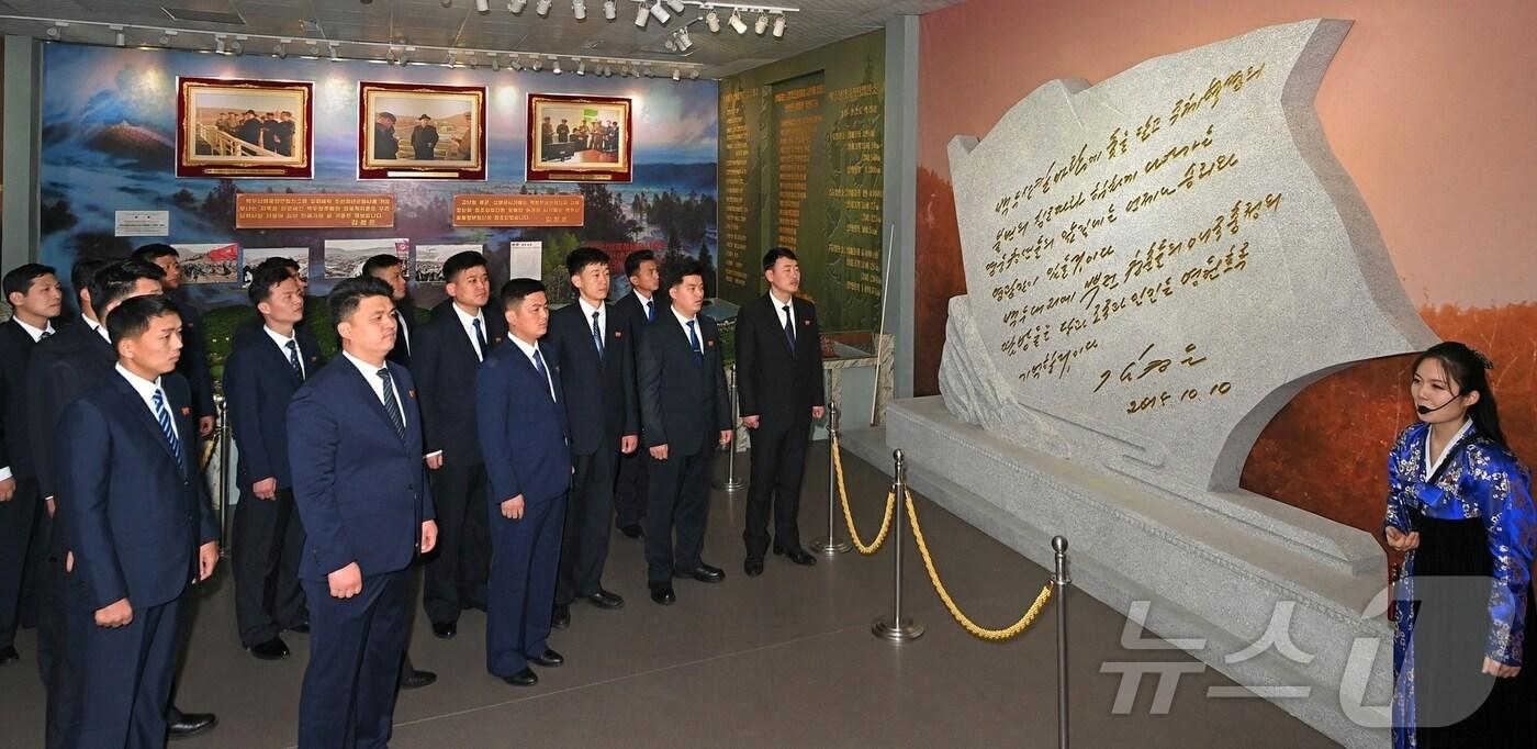 &#40;평양 노동신문=뉴스1&#41; = 북한 노동당 기관지 노동신문은 18일 사회주의애국청년동맹 중앙위원회 간부들이 청년운동사적관을 참관했다고 보도했다. [국내에서만 사용가능. 재배포 금지. DB 금지. For Use Only in the Republic of Korea. Redistribution Prohibited] rodongphoto@news1.kr